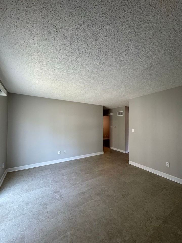 1104 E South Ave - Photo 3 of 11