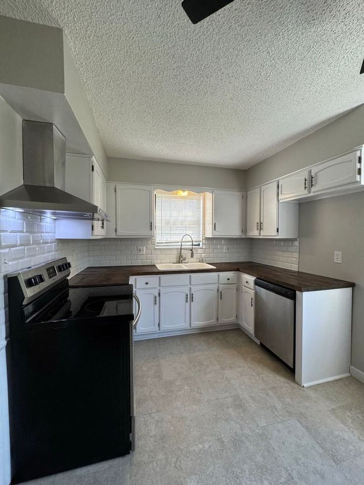 1104 E South Ave - Photo 4 of 11