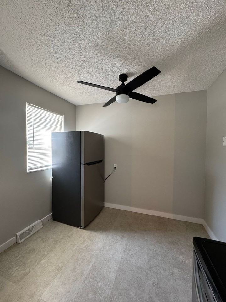 1104 E South Ave - Photo 5 of 11