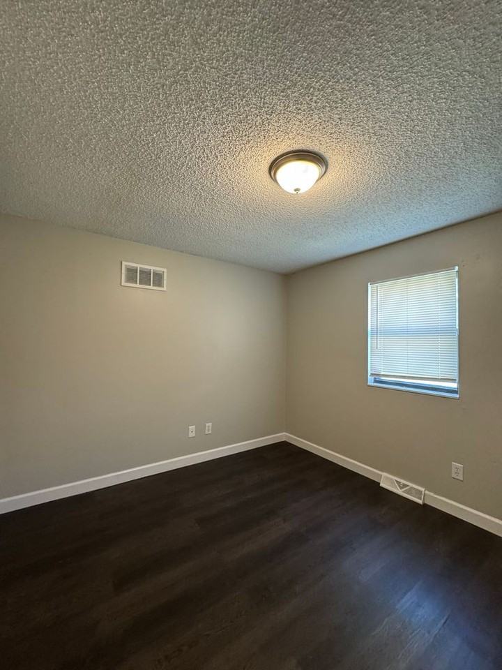 1104 E South Ave - Photo 6 of 11