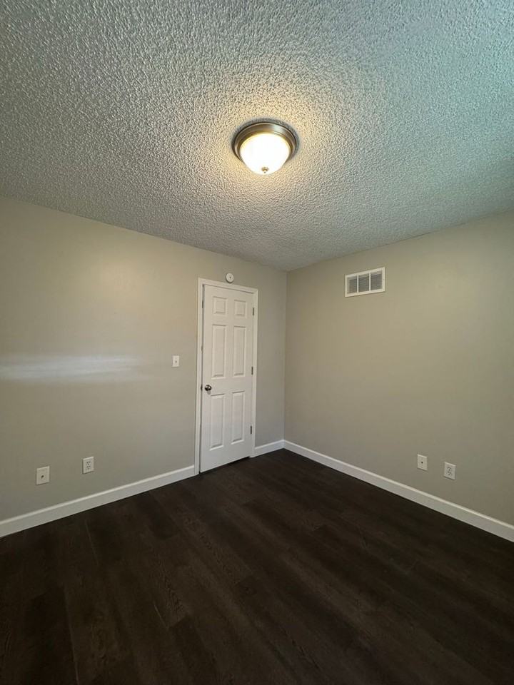 1104 E South Ave - Photo 7 of 11