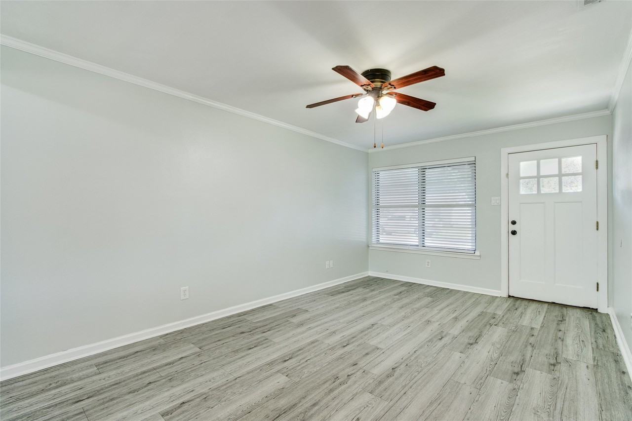 328 S 1st St - Photo 4 of 36