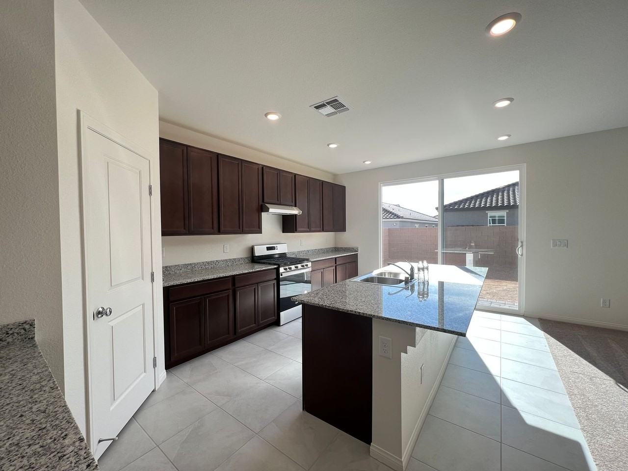 7569 W Mistral Ave - Photo 7 of 27