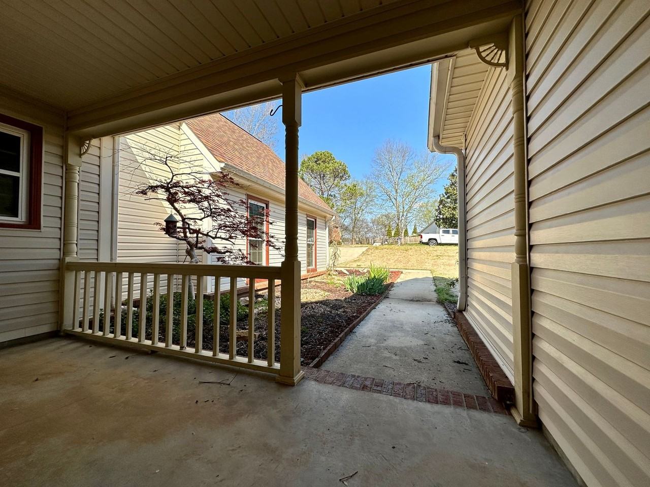 141 Victoria Dr - Photo 2 of 32