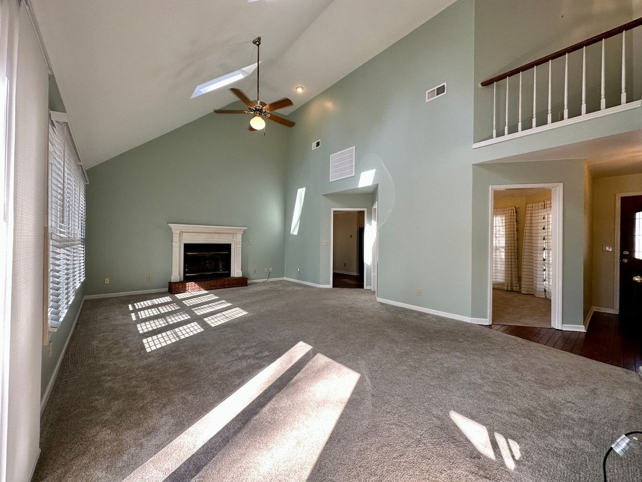 141 Victoria Dr - Photo 4 of 32