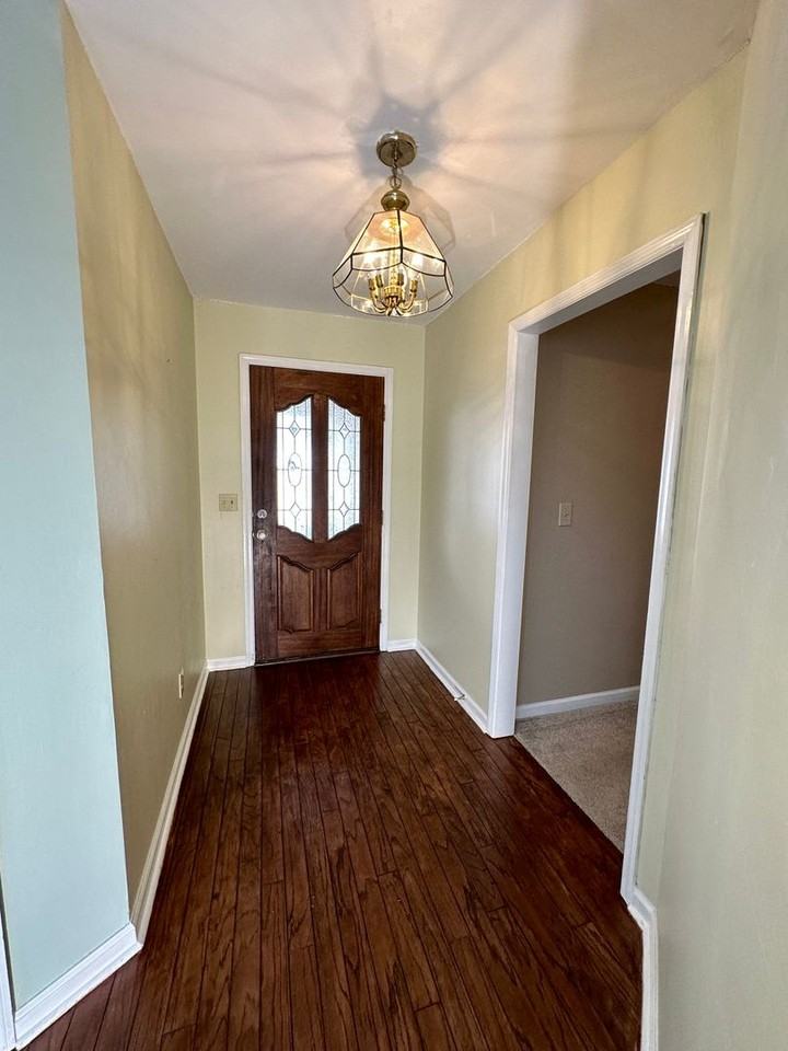 141 Victoria Dr - Photo 5 of 32