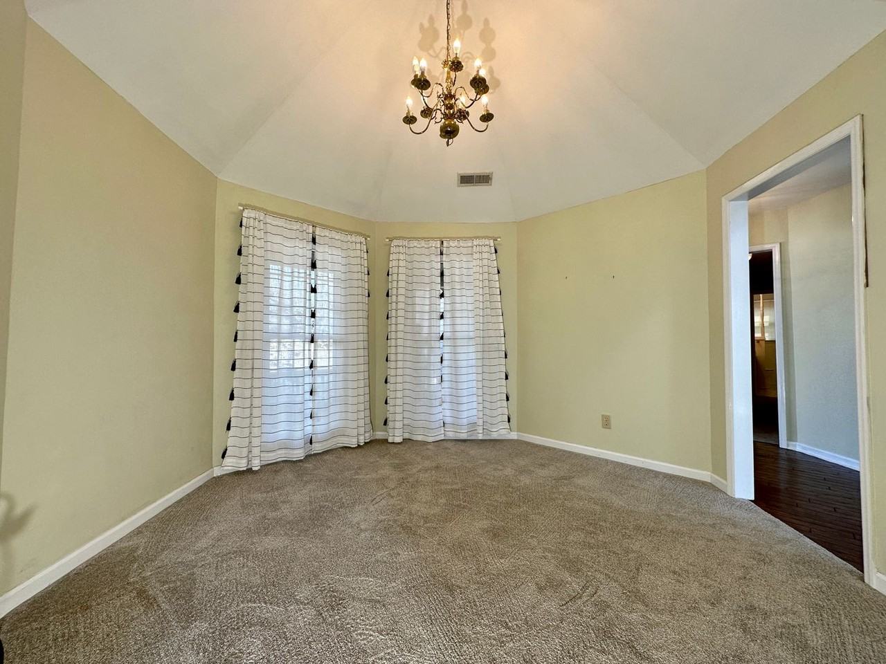 141 Victoria Dr - Photo 6 of 32