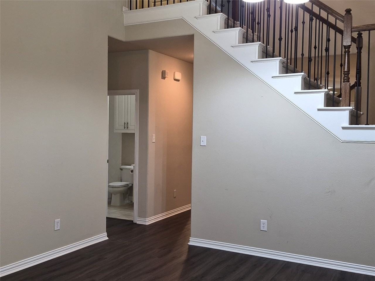 504 Eastland Dr - Photo 3 of 19