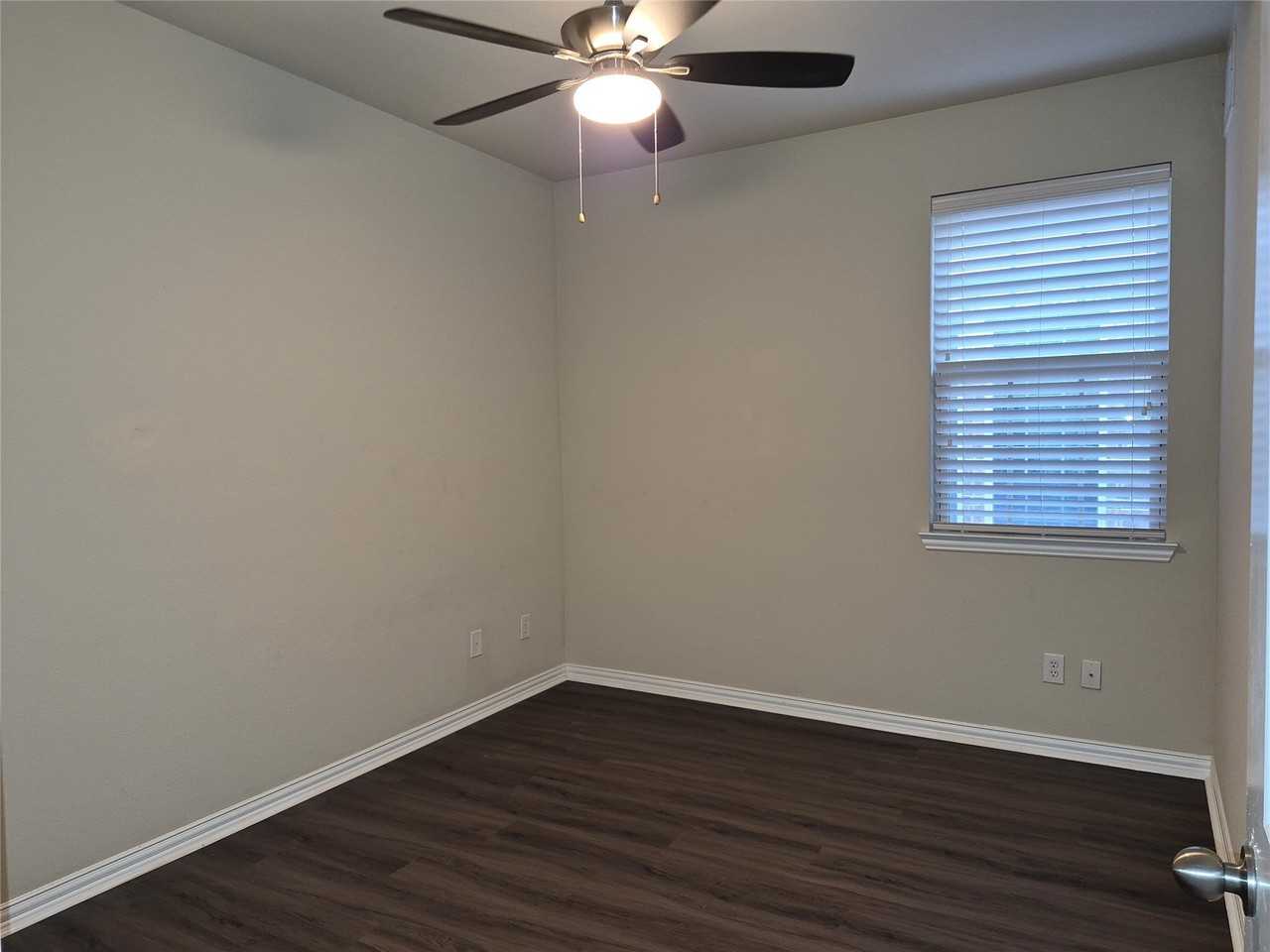 504 Eastland Dr - Photo 4 of 19