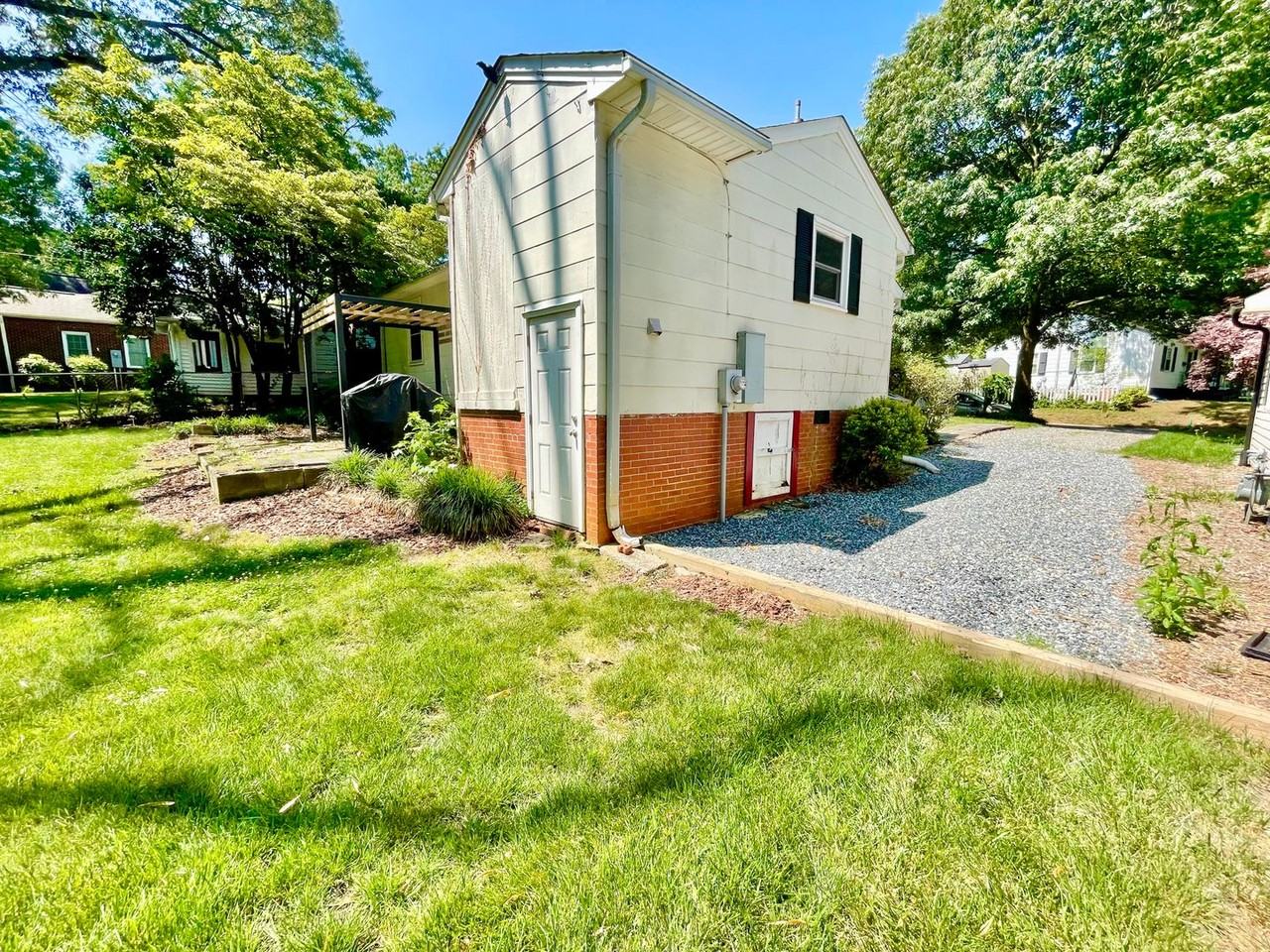 2306 Dellwood Dr - Photo 6 of 32
