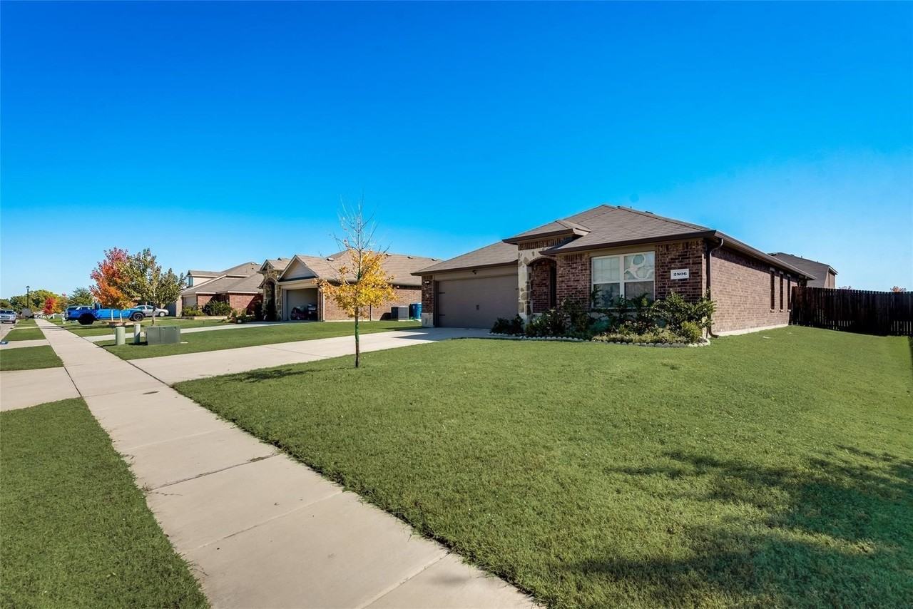 2806 Balleywood Dr - Photo 2 of 24