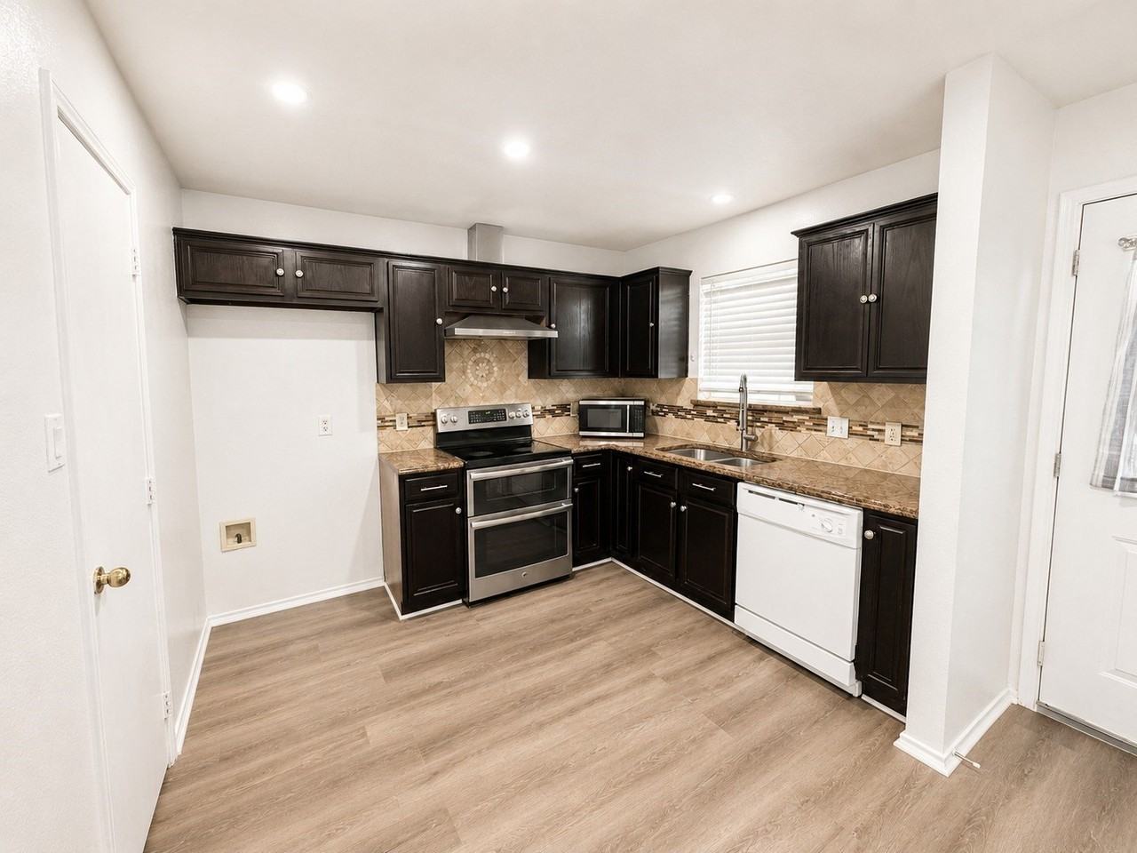 515 Haymarket Rd - Photo 3 of 15