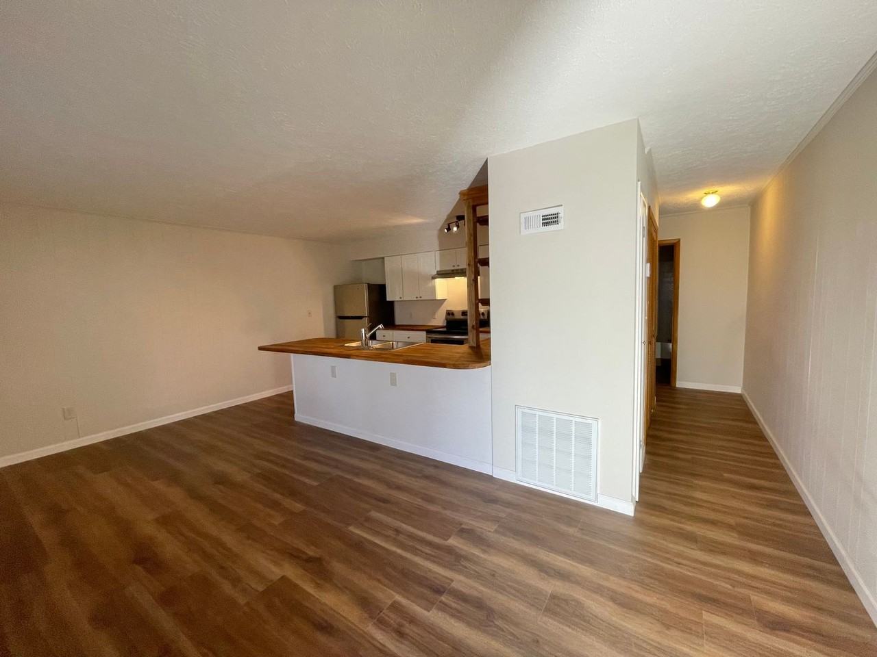 400 Cranbrook Ave Se - Photo 3 of 18