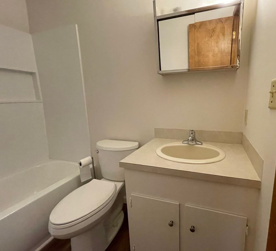 400 Cranbrook Ave Se - Photo 5 of 18