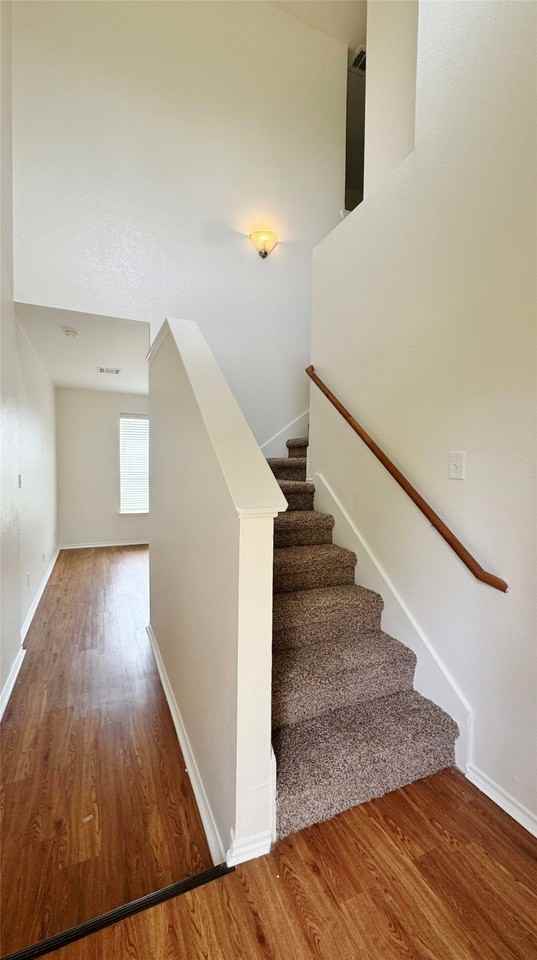 2260 Stonebrook Ln - Photo 2 of 14
