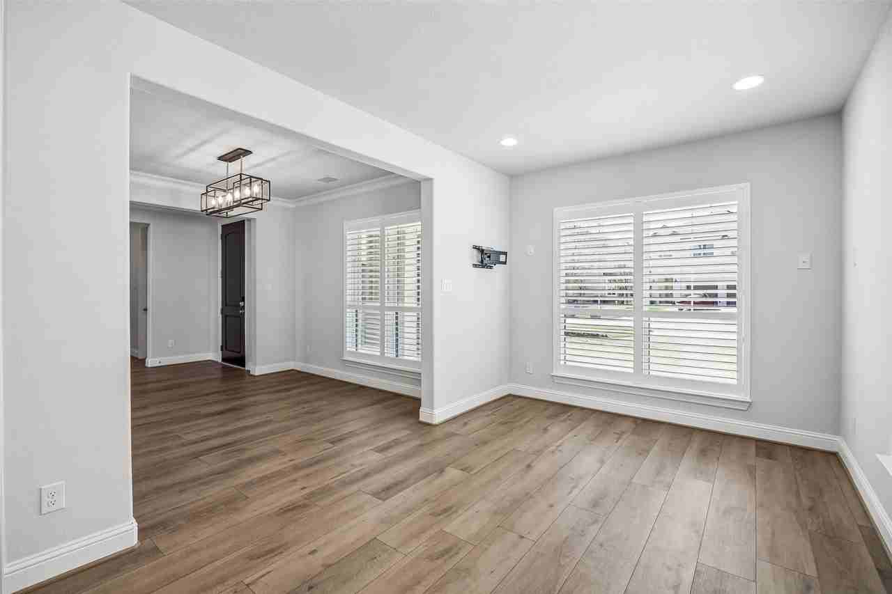 4913 Meadow Creek Dr - Photo 7 of 40