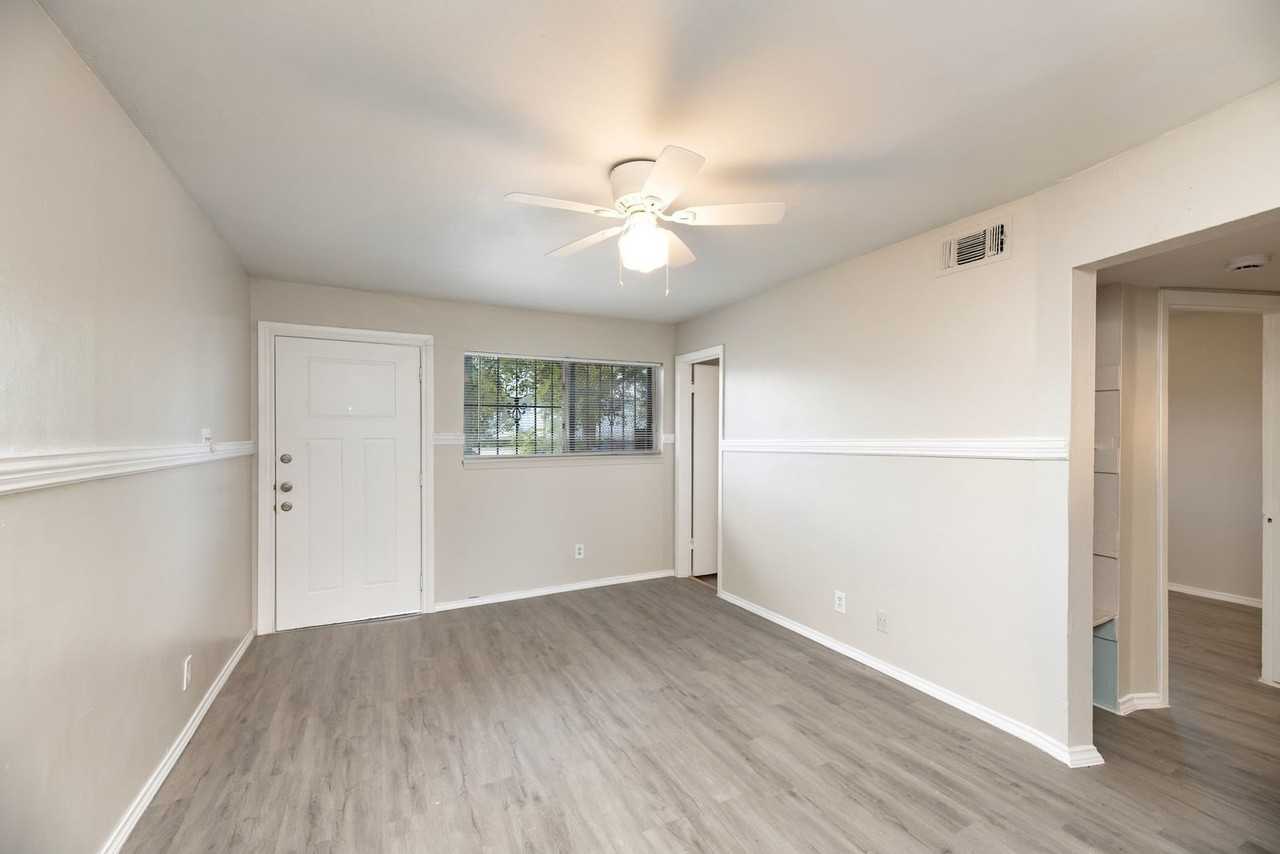 2408 Meyers St #204 - Photo 4 of 11