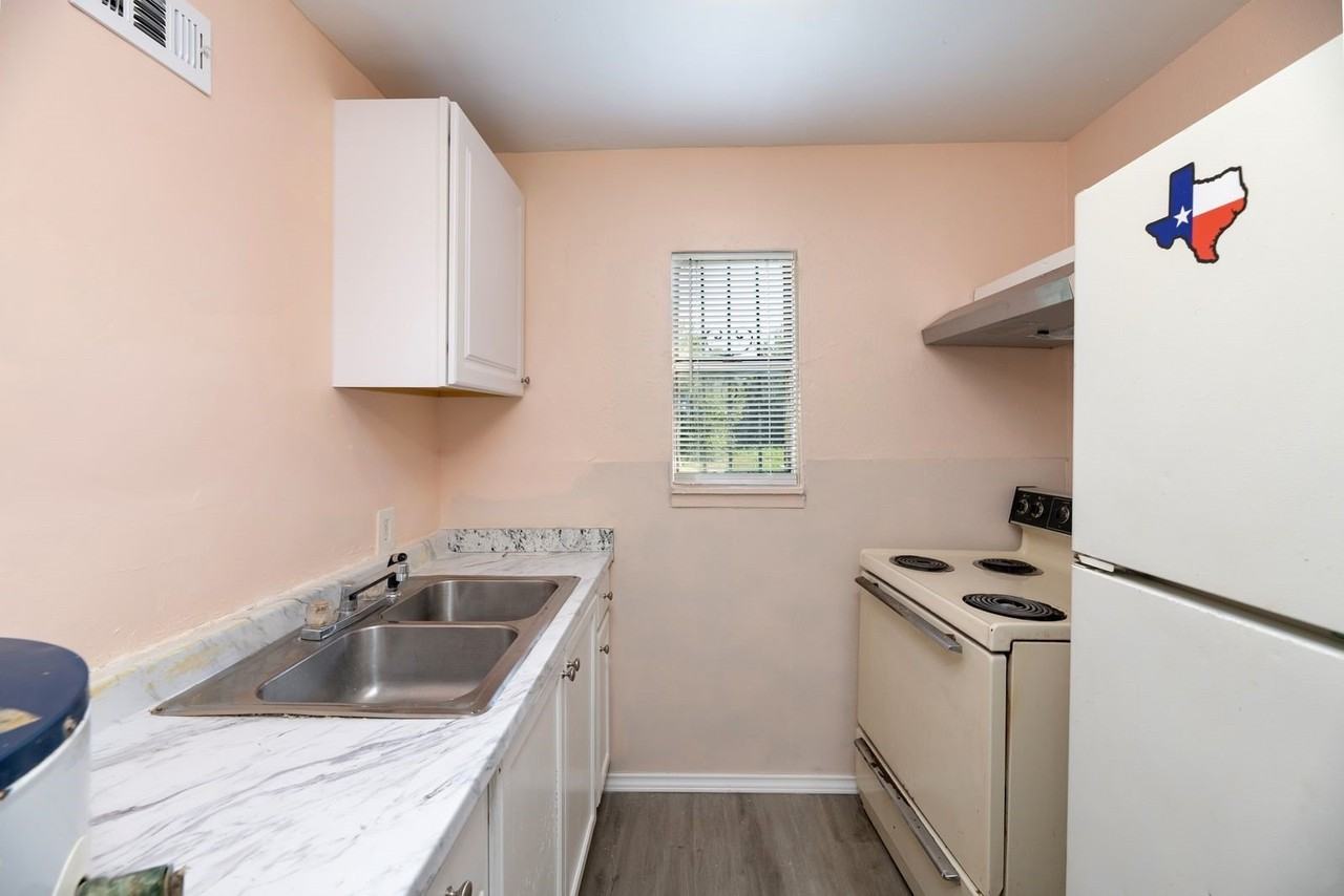 2408 Meyers St #204 - Photo 5 of 11