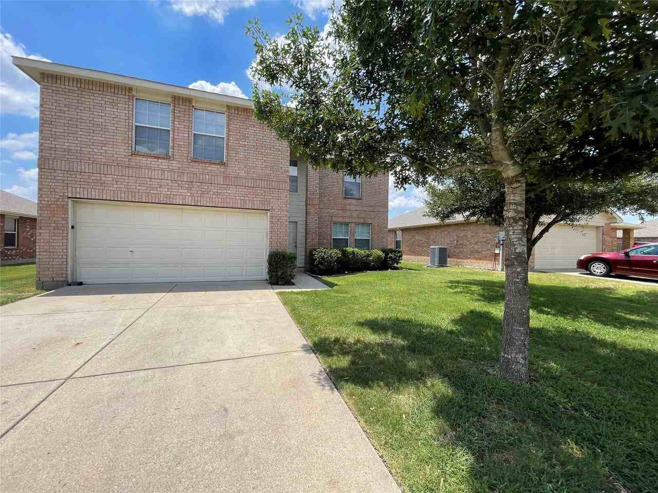 2801 Mockingbird St - Photo 2 of 27