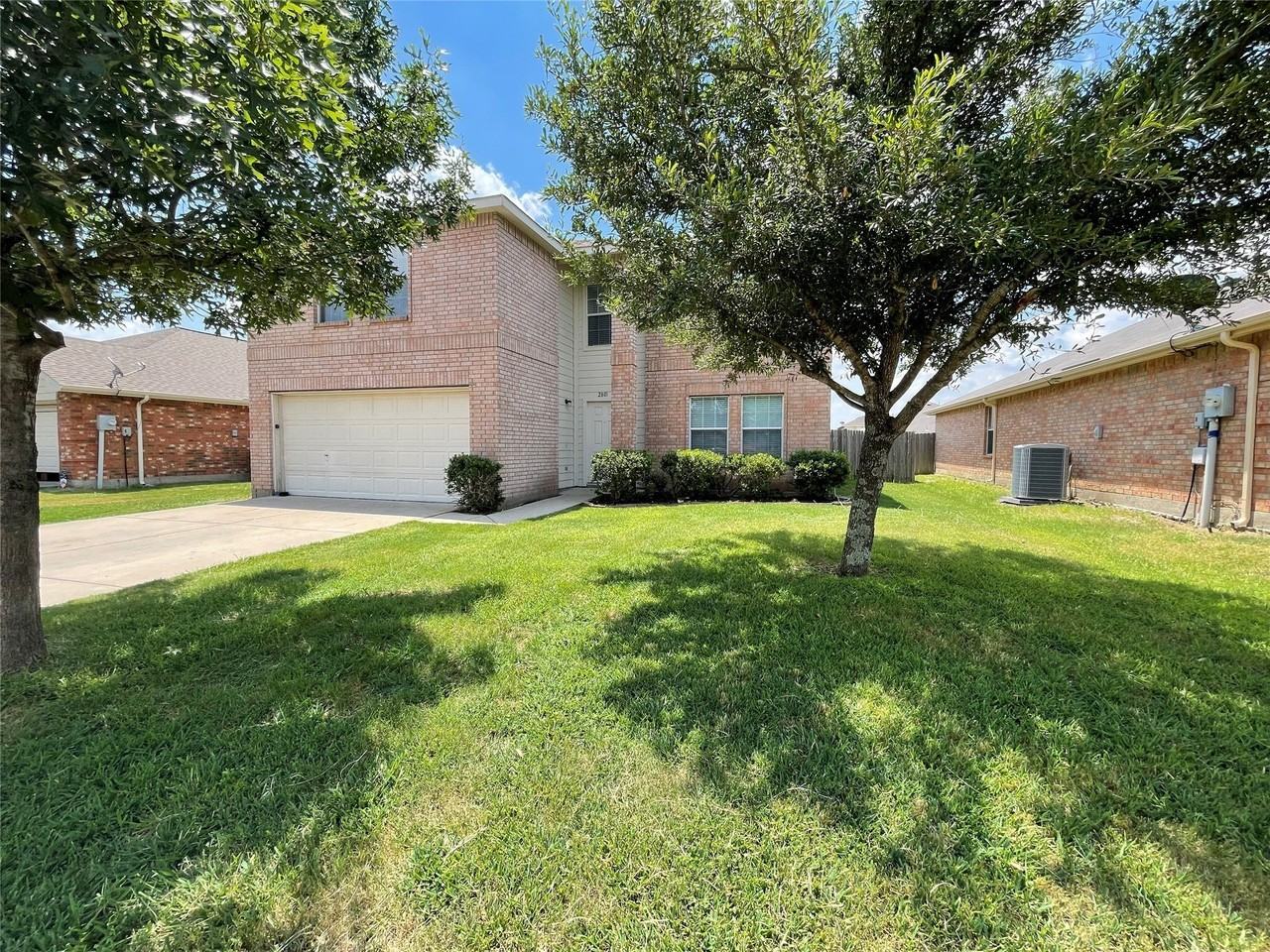 2801 Mockingbird St - Photo 3 of 27