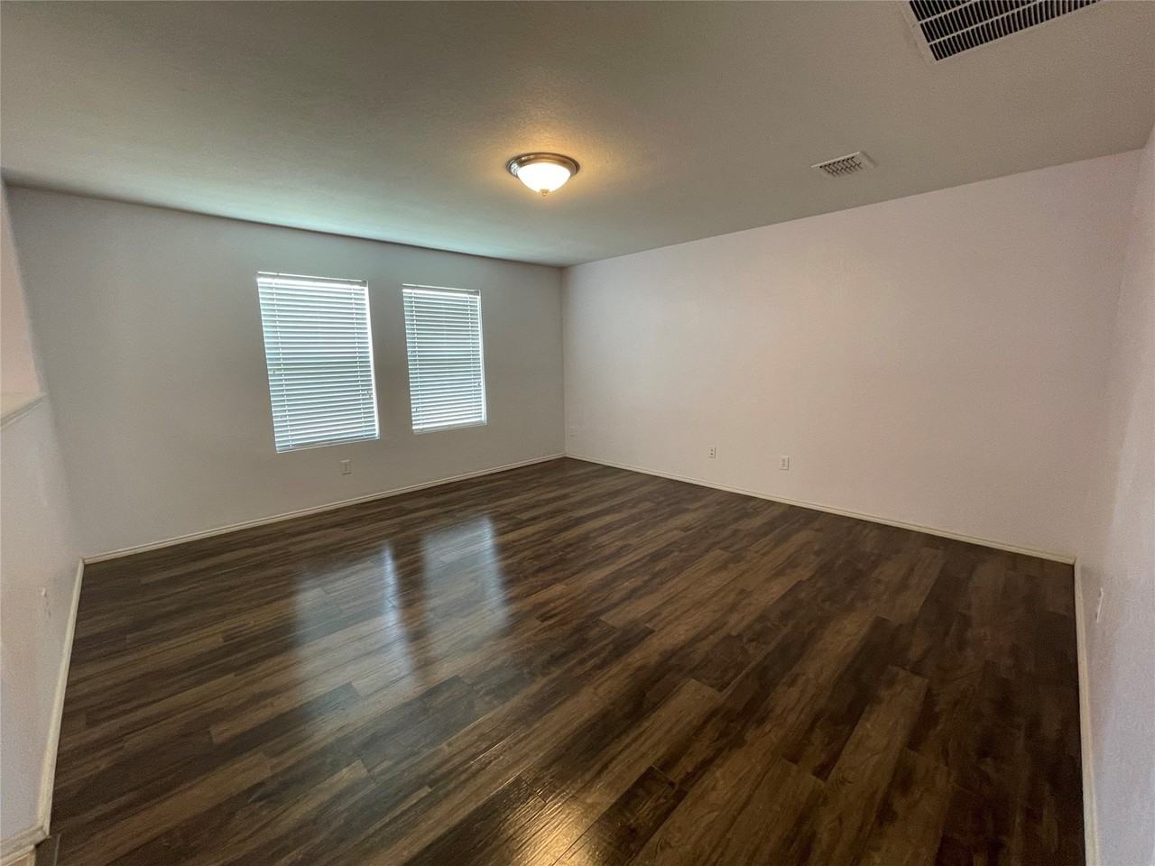 2801 Mockingbird St - Photo 5 of 27