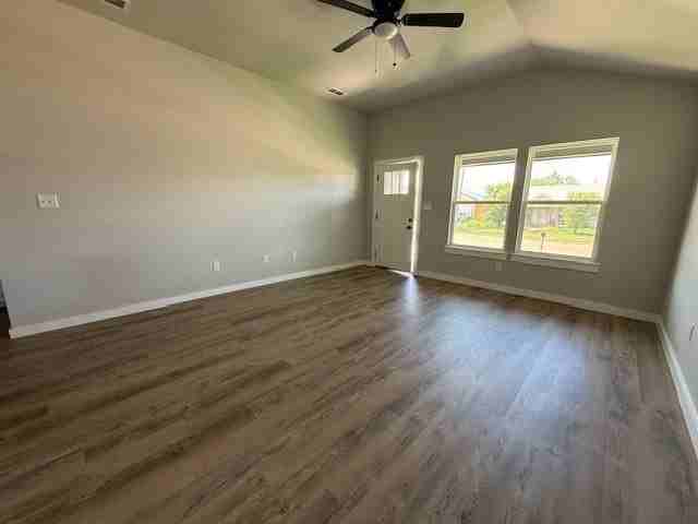 950 Minda St - Photo 3 of 17