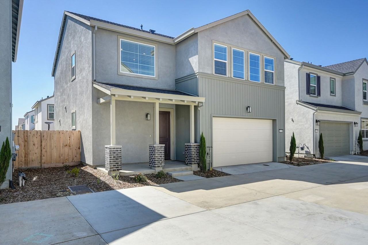 3209 Sunny Gate Ln - Photo 3 of 38