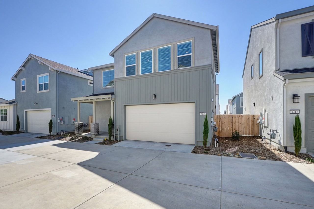 3209 Sunny Gate Ln - Photo 4 of 38
