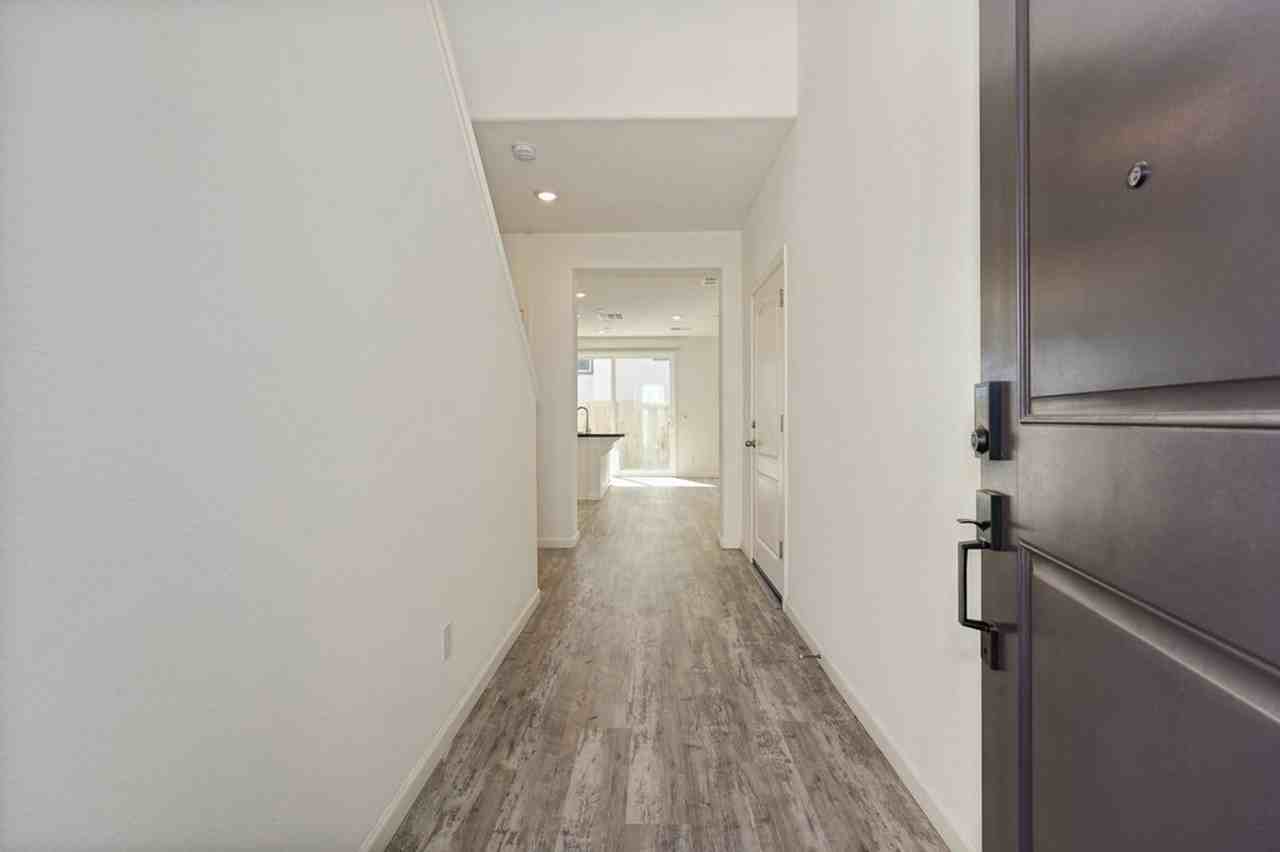 3209 Sunny Gate Ln - Photo 6 of 38