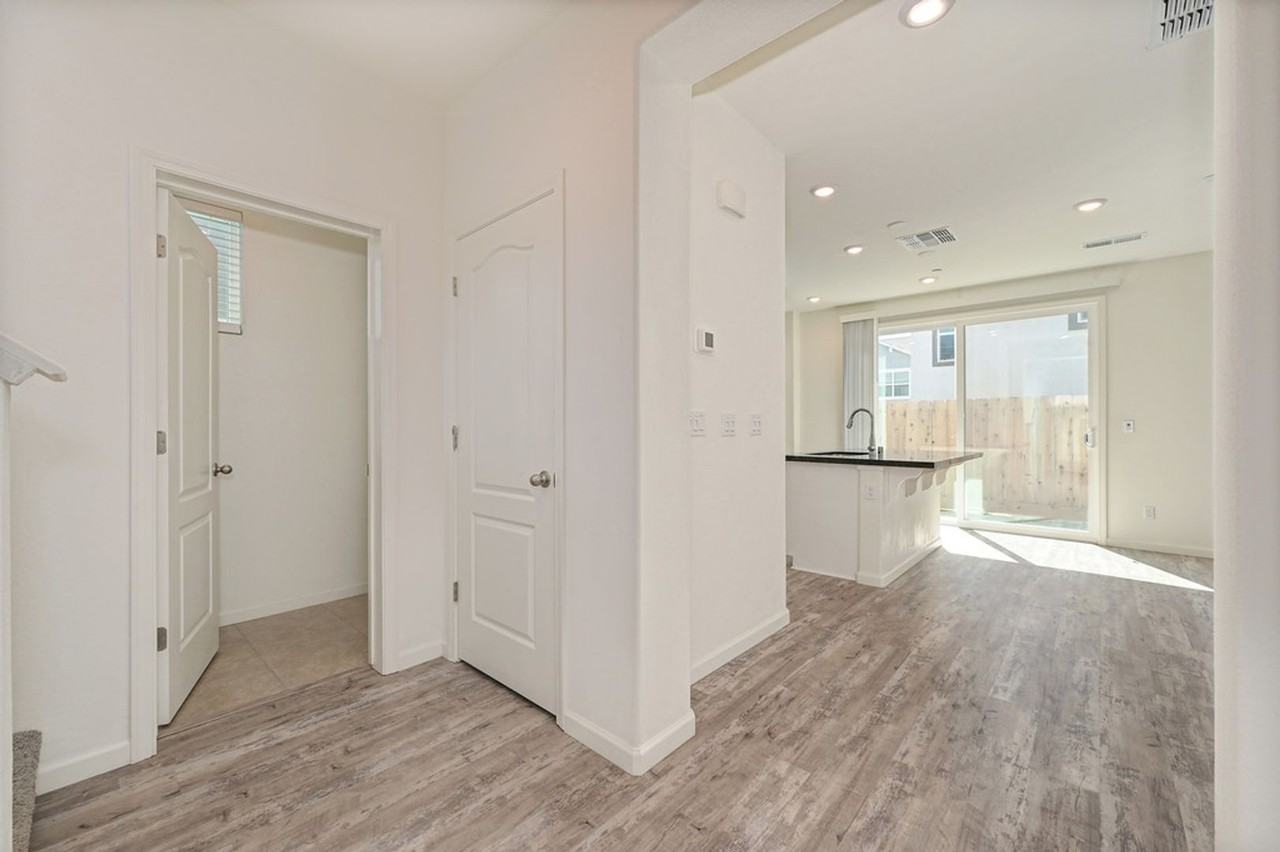 3209 Sunny Gate Ln - Photo 7 of 38