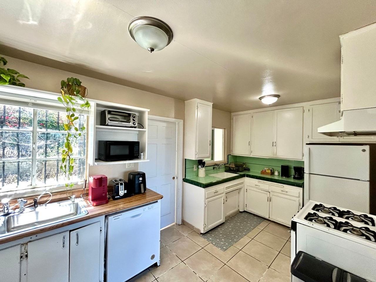 5440 Mcgann Dr - Photo 3 of 12