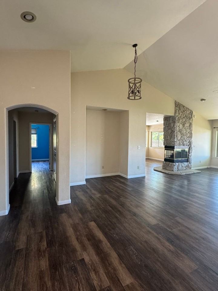 102 Augusta Ct - Photo 2 of 14