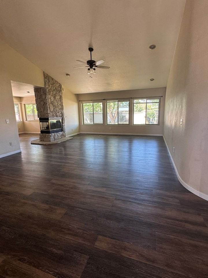 102 Augusta Ct - Photo 3 of 14