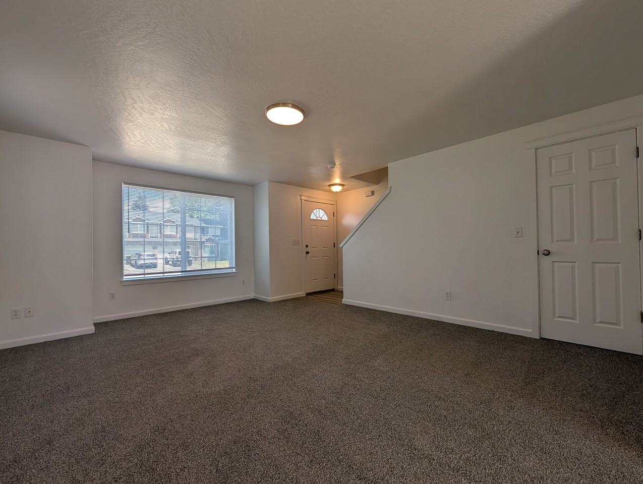 484 Helen St - Photo 4 of 26