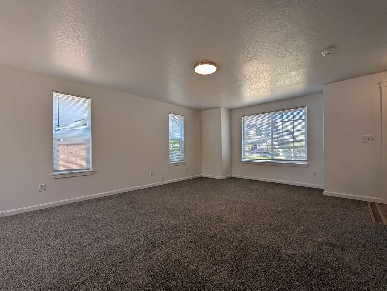 484 Helen St - Photo 5 of 26