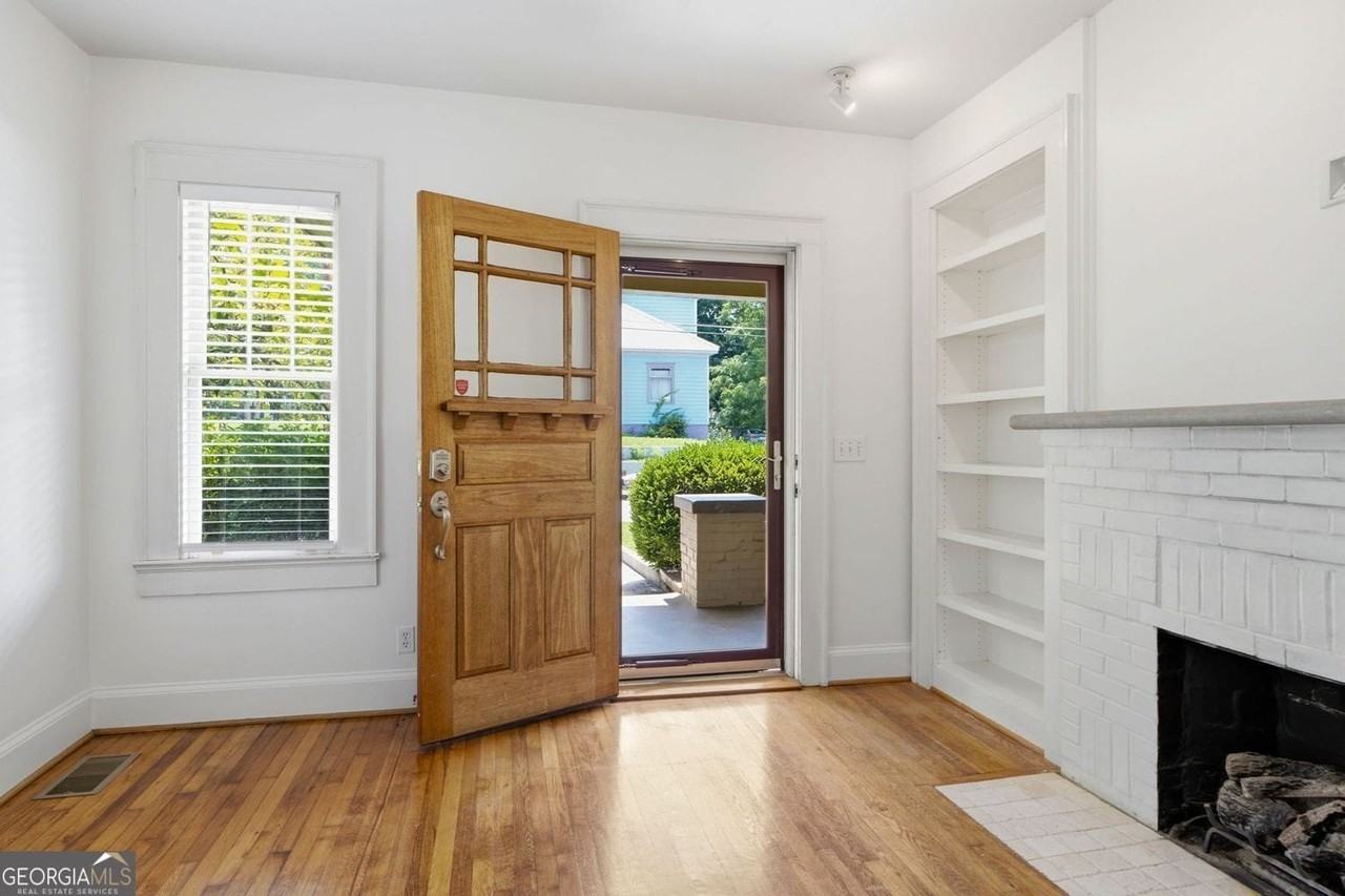 927 Park Ave Se - Photo 4 of 48