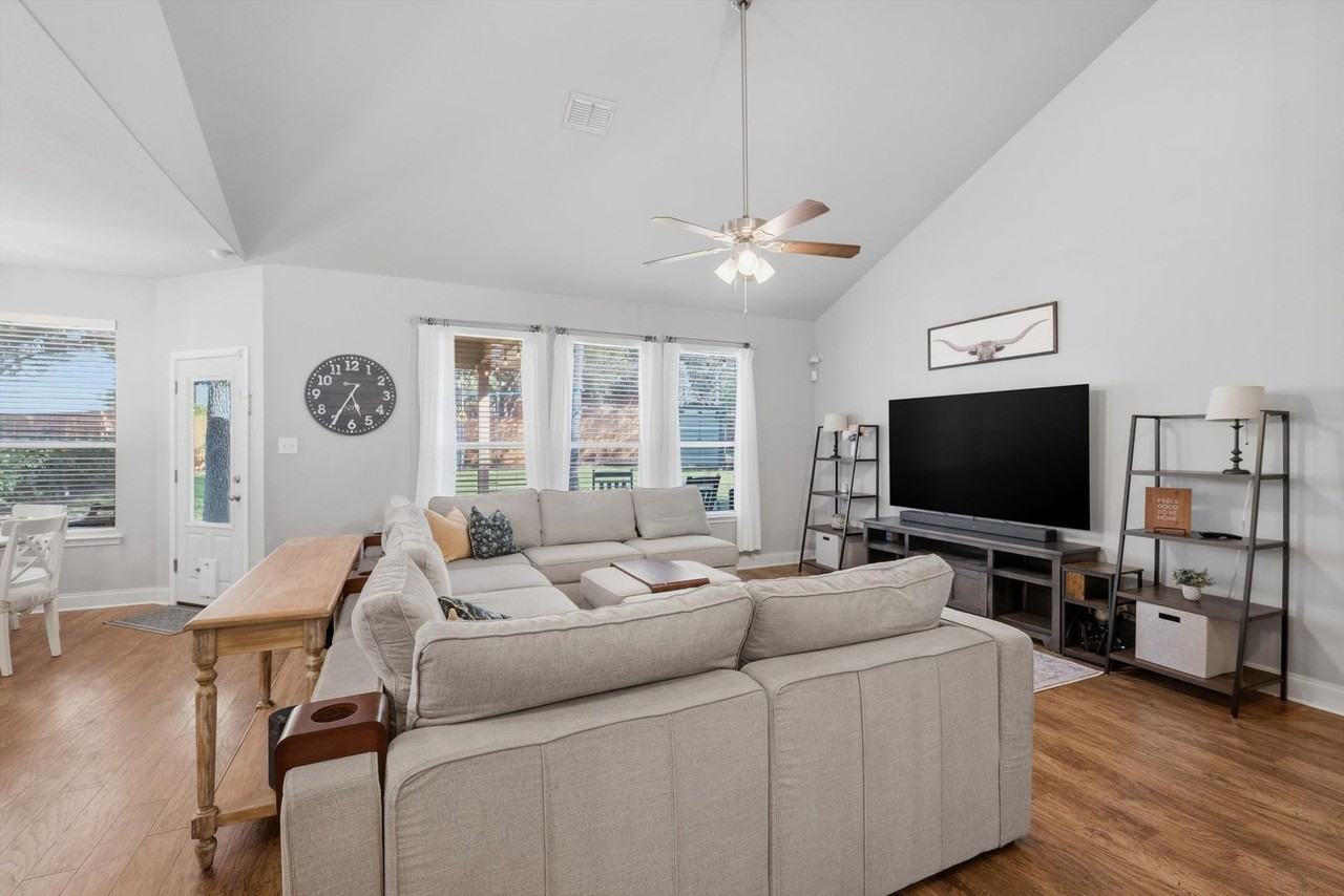 16954 Darien Wing - Photo 5 of 35