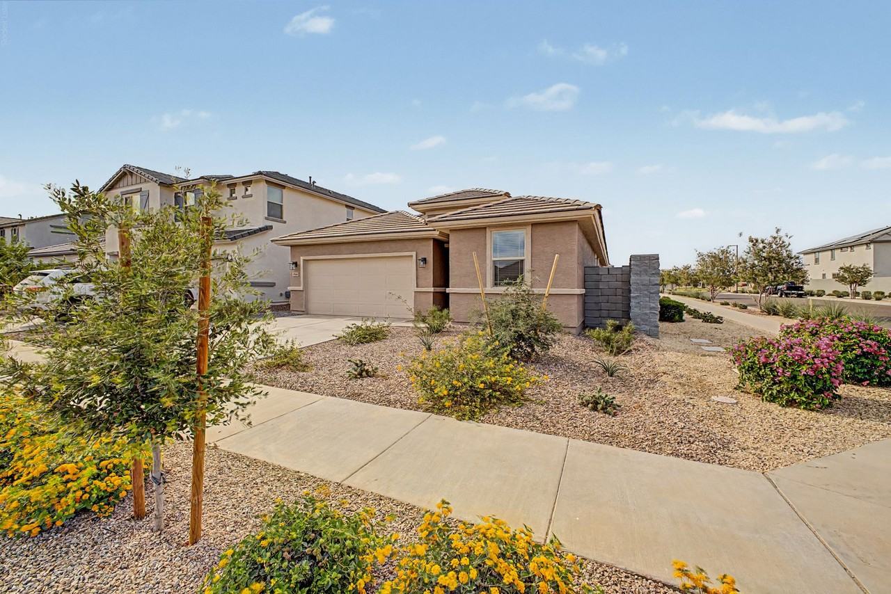 17016 W Cavedale Dr - Photo 3 of 32