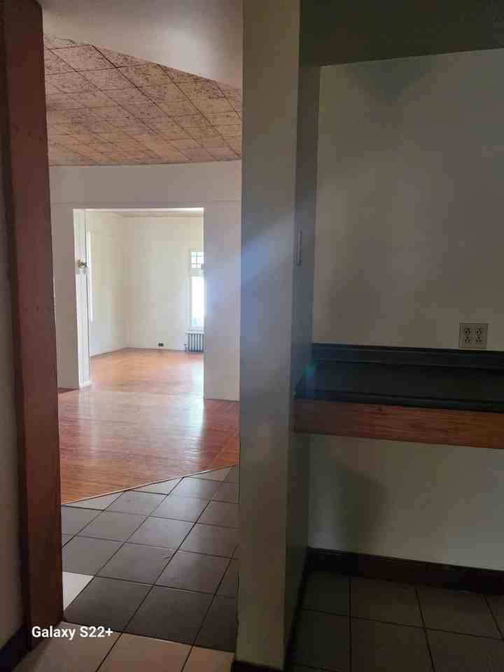 2526 Broad Ave - Photo 3 of 33