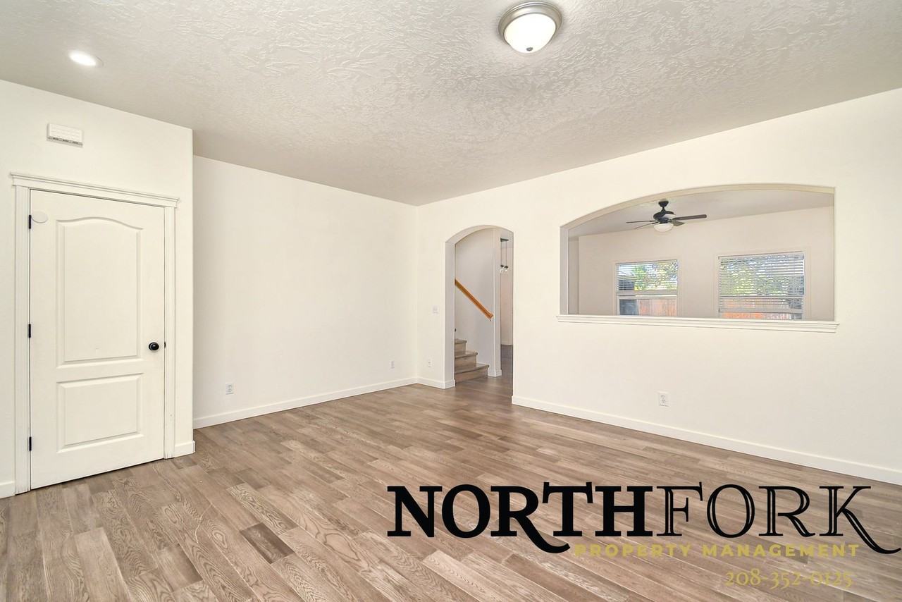 1322 E Grand Canyon St - Photo 6 of 16