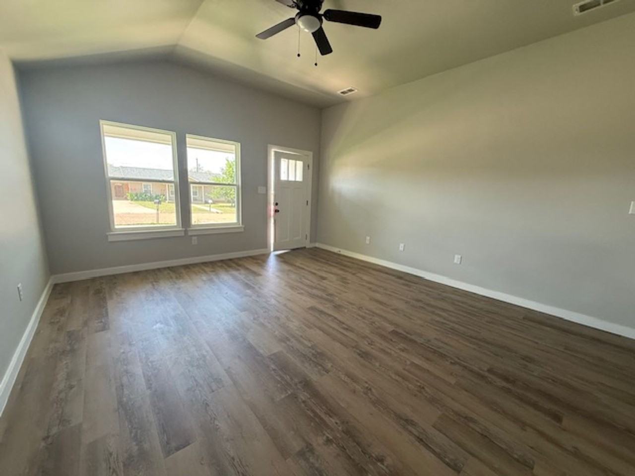 966 Minda St - Photo 3 of 16