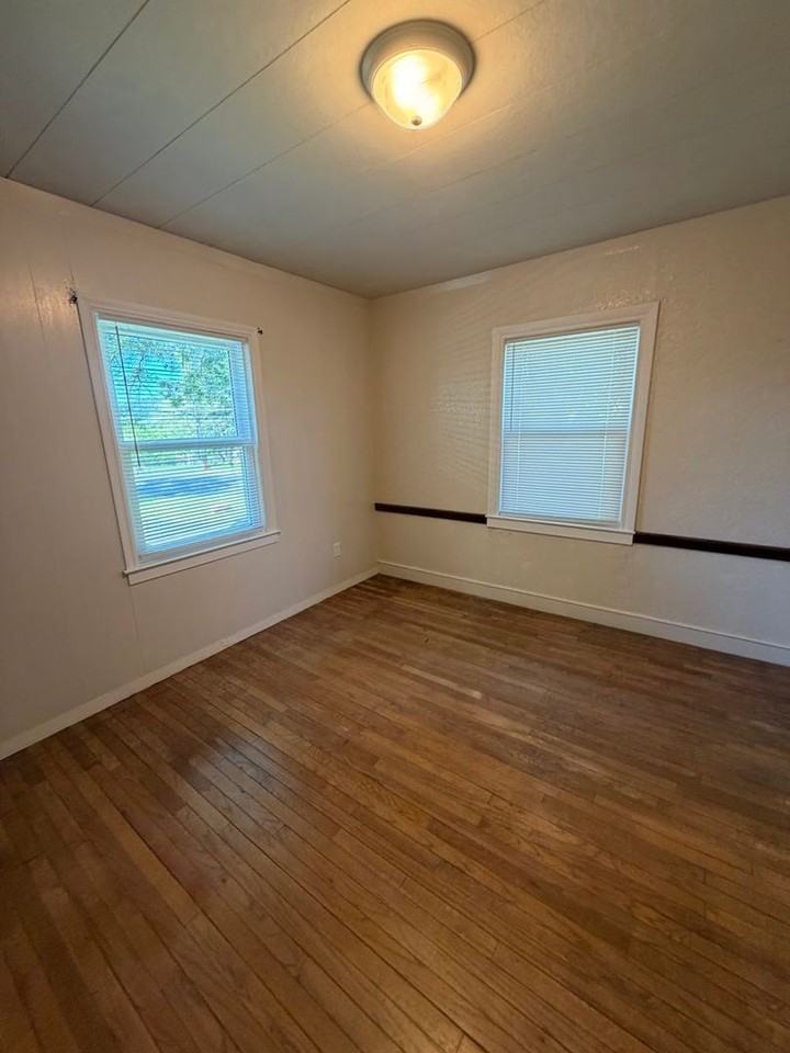821 Lorane Rd - Photo 3 of 25