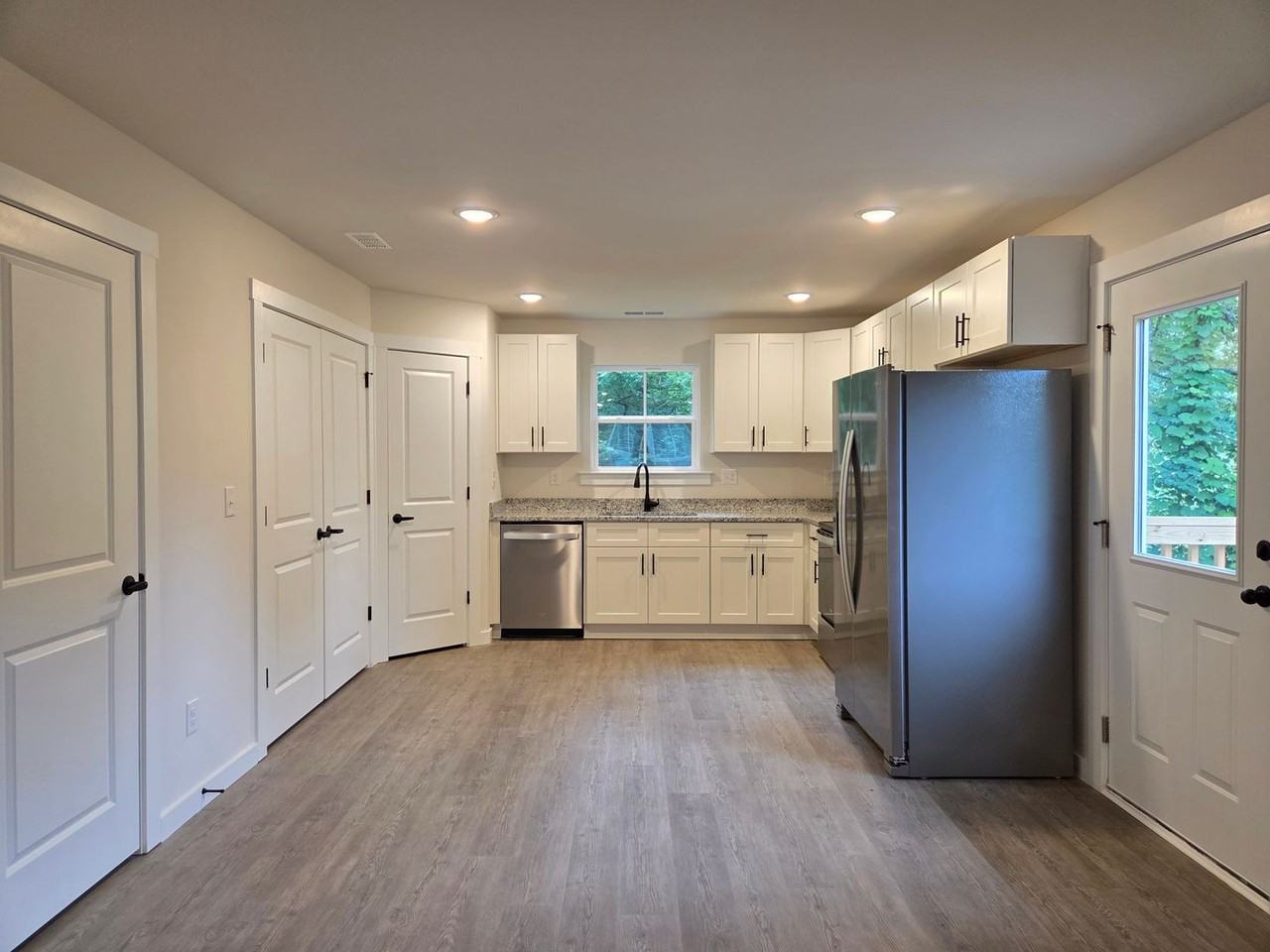 106 10th Ave Se - Photo 3 of 10