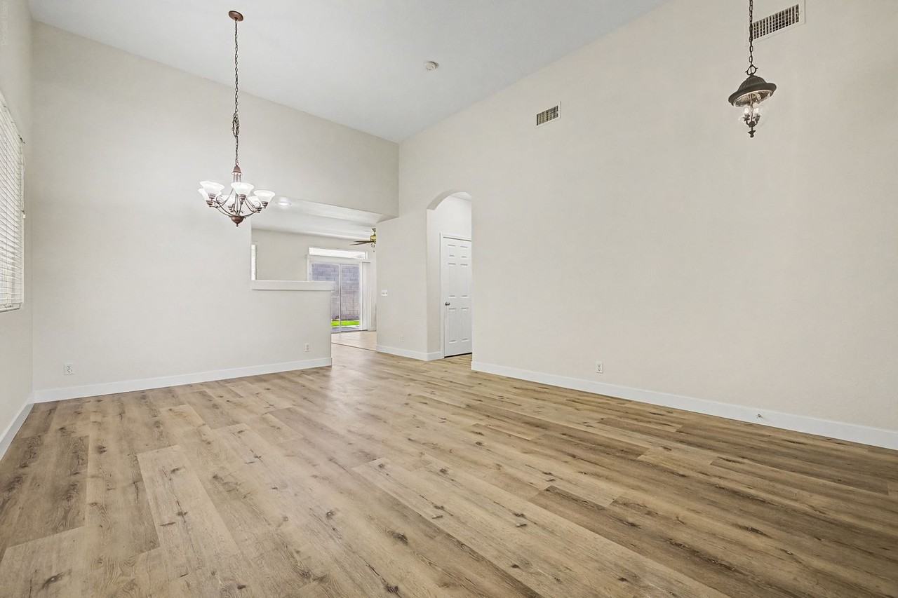 571 Kavanagh Pl - Photo 6 of 36