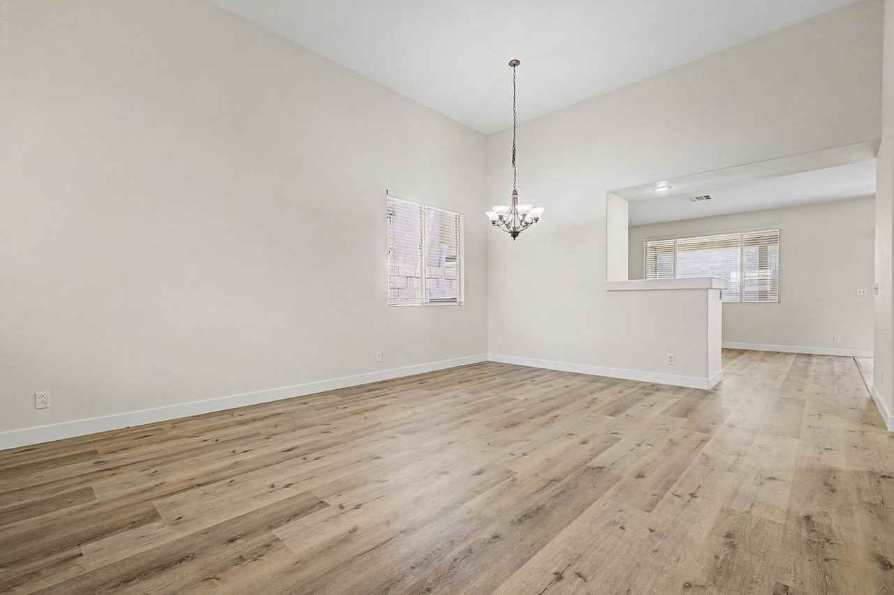 571 Kavanagh Pl - Photo 7 of 36