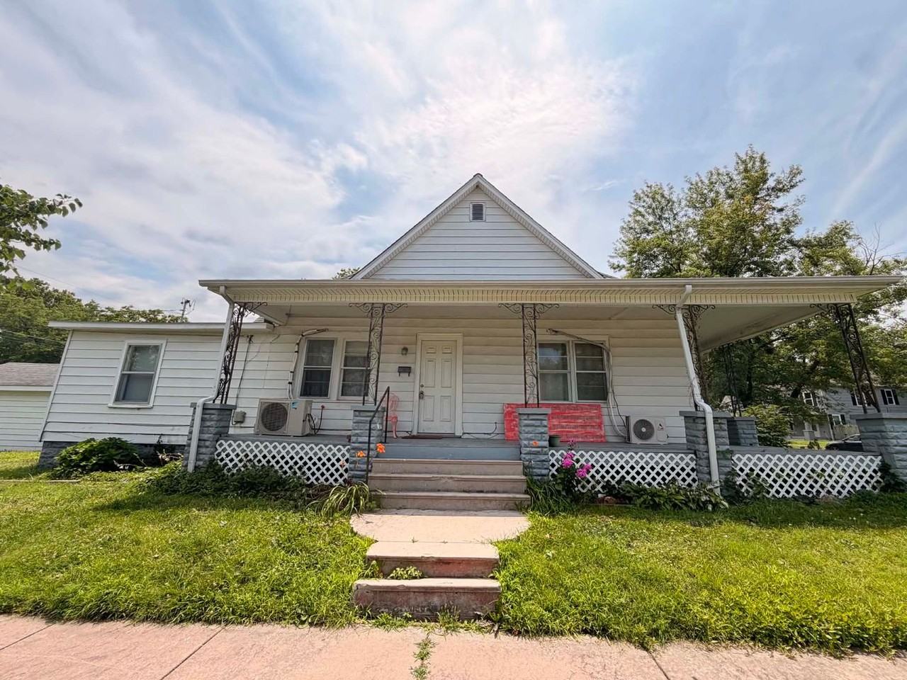 1401 1/2 S Sergeant Ave - Photo 2 of 18