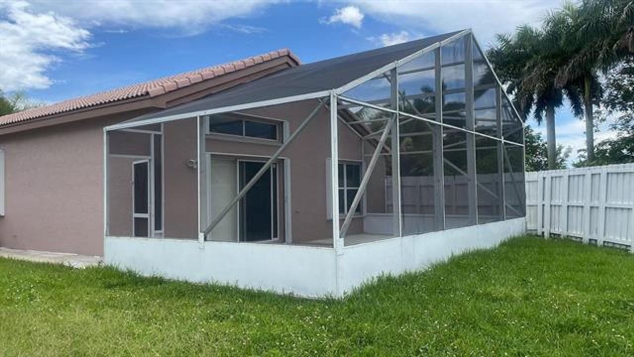 1968 Sw 177th Ave - Photo 3 of 30