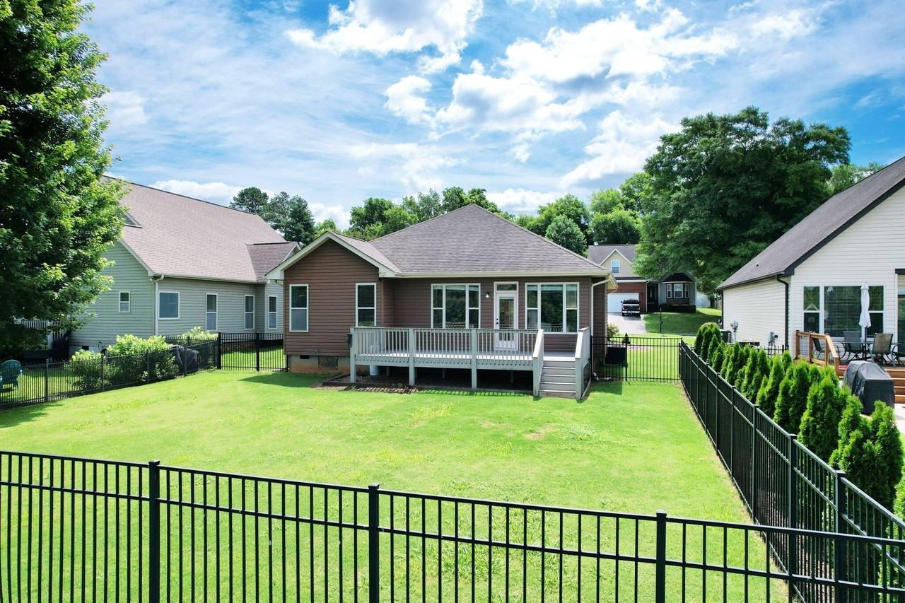 955 Dodie Dr - Photo 5 of 36