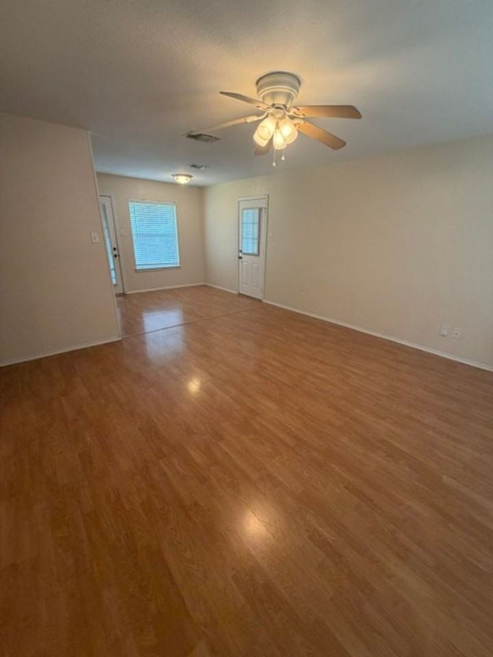 907 Hodge St - Photo 2 of 11