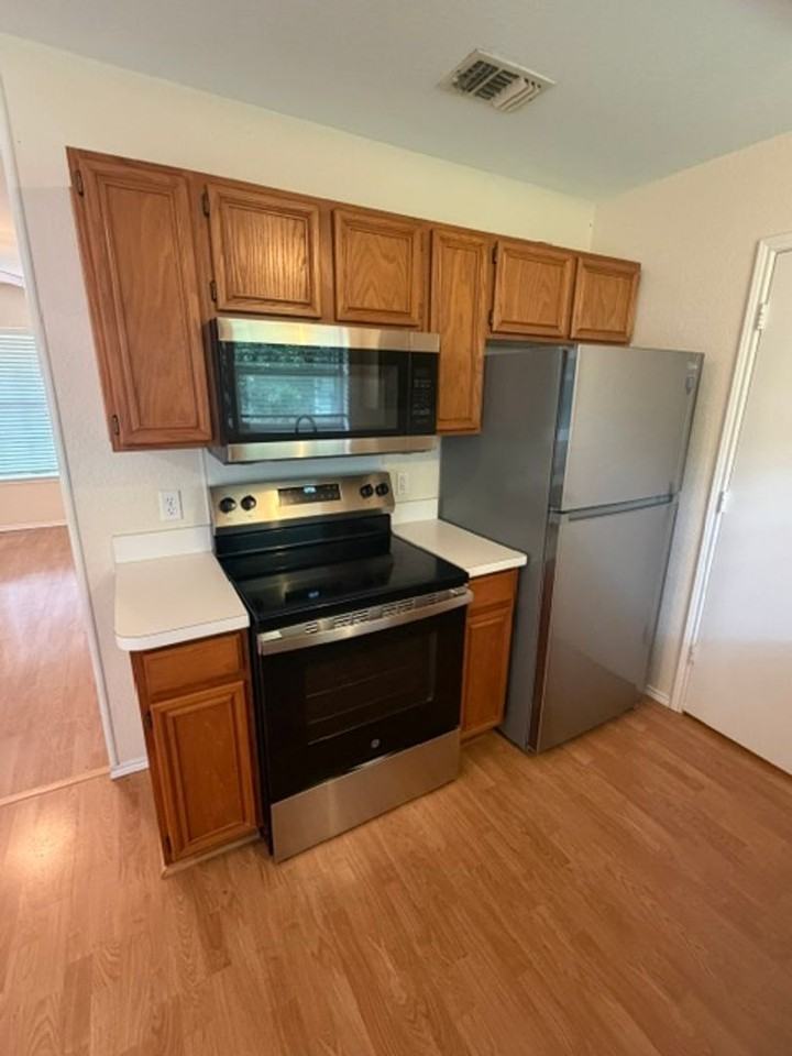 907 Hodge St - Photo 3 of 11